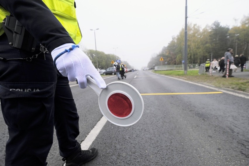 Policjantów można spotkać przy cmentarzach i drogach z...