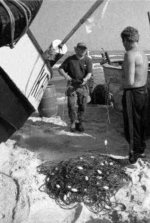 Rybacy narzekają na brak pomocy ze strony państwa. Na zdjęciu: Mirosław Miniewicz i Jarosław Łyczak.
Fot. Anna Arent