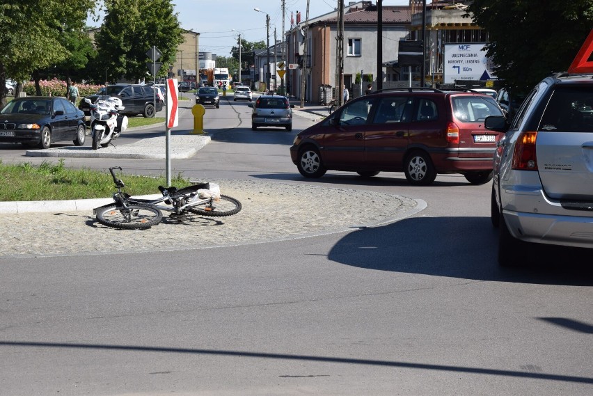 Kolejne potrącenie rowerzysty. Tym razem w Wieluniu. 69-letni mężczyzna trafił do szpitala ZDJĘCIA