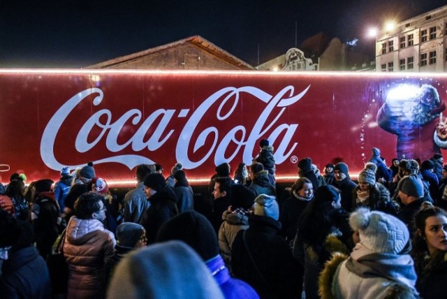 Od prawie trzech dekad Coca-Cola prowadzi skuteczną reklamę promującą markę. Przed zimowymi świętami po całym świecie jeździ czerwona ciężarówka z logo producenta napojów