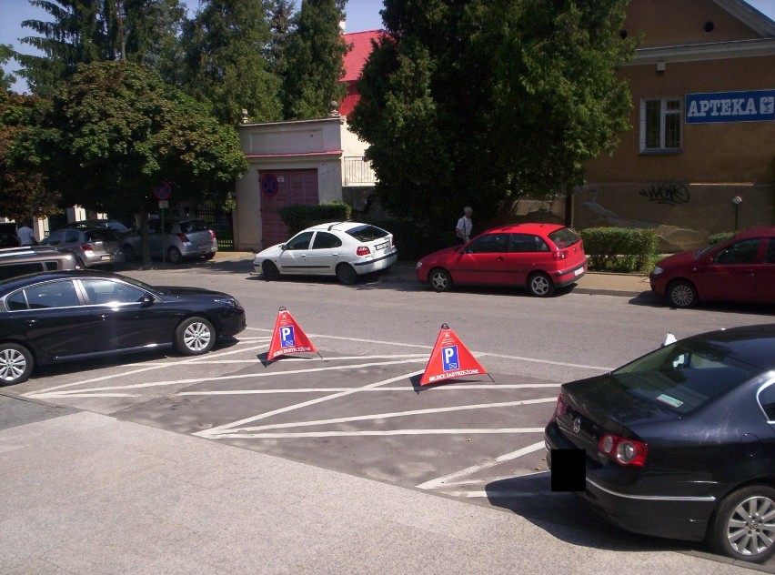 Ul. Spokojna: Kolorowe pachołki drogowe przed urzędami w Lublinie (zdjęcia)