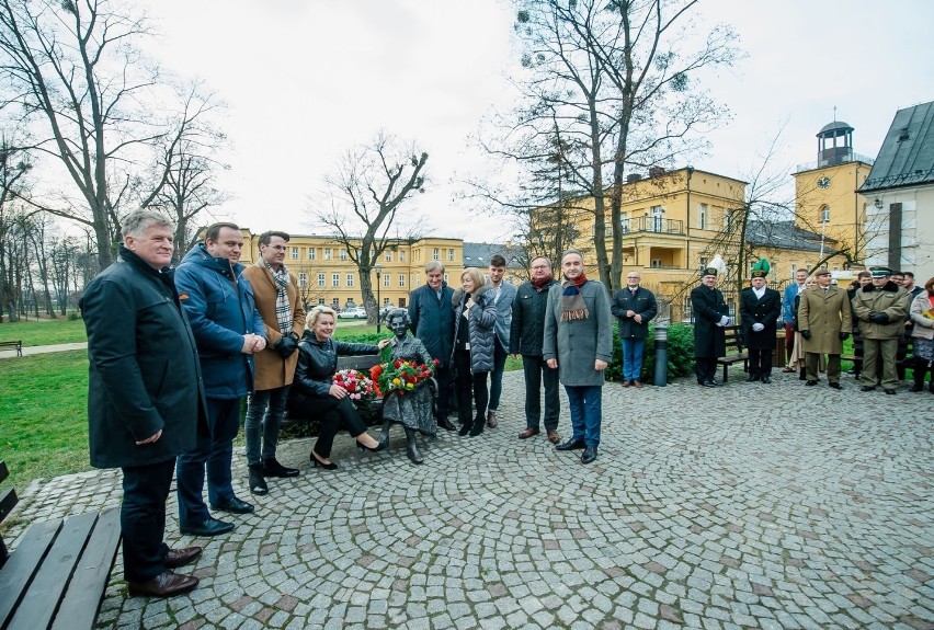 W Koszęcinie odsłonięto pomnik-ławeczkę współzałożycielki...