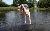 Skoczył „na główkę” do wody nad jeziorem Jeżewko. Jest w ciężkim stanie