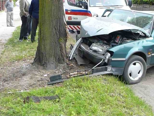 Wypadek Sławno. Na ulicy Armii Krajowej samochód uderzył w drzewo