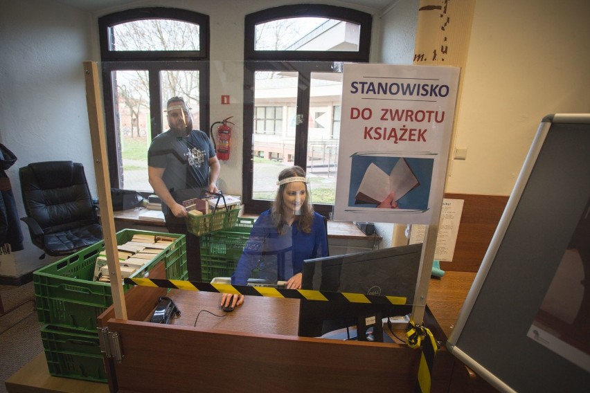 Pierwszy dzień otwarcia bibliotek w Słupsku, Ustce i regionie - bez kolejek, ale chętnych więcej niż zazwyczaj
