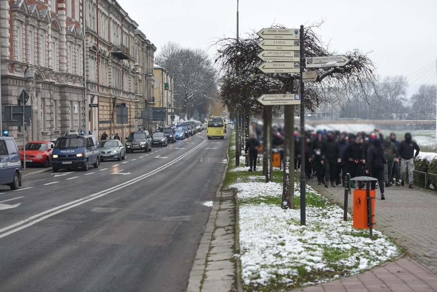 Derby Przemyśla 2022. Przemarsz kibiców Polonii na mecz z Czuwajem. Zobacz zdjęcia