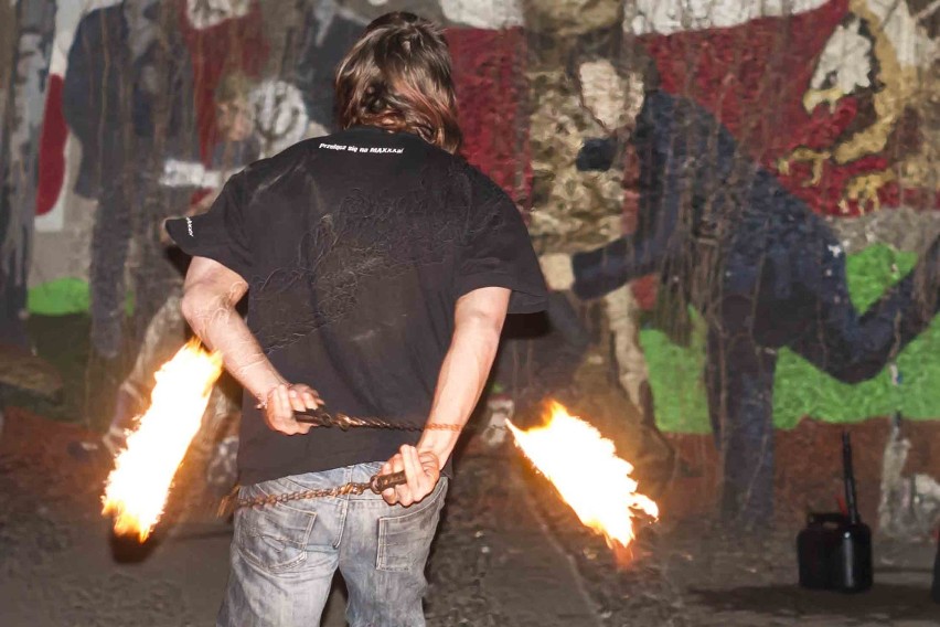Fire show na "patelni" w sercu stolicy
