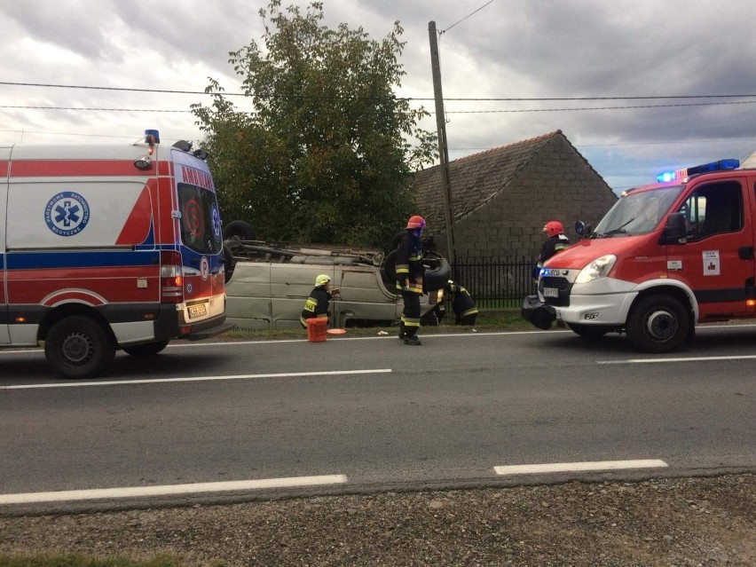 Wypadek w Domosławicach, zderzenie ciężarówki i dostawczaka, jedna osoba została ranna [ZDJĘCIA]