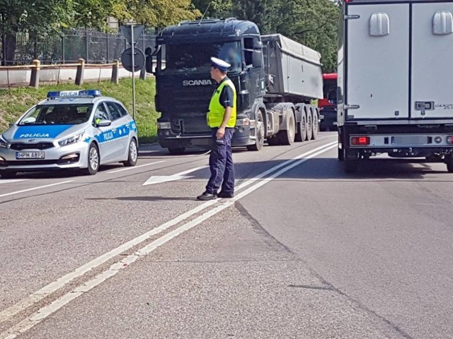 Policjanci sterują ruchem na ulicy Zjazd