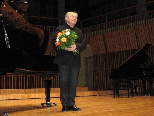 Zdjęcie archiwalne z festiwal muzyki Witolda Lutosławskiego w Radomiu. Na scenie Zygmunt Krauze dziękujący za oklaski.