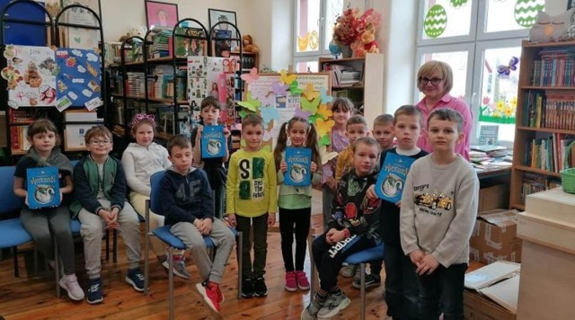 W obchody Dnia Książki włączyli się czytelnicy szkolnej biblioteki Samorządowej Szkoły Podstawowej numer 1 imienia Hugona Kołłątaja w Kazimierzy Wielkiej.