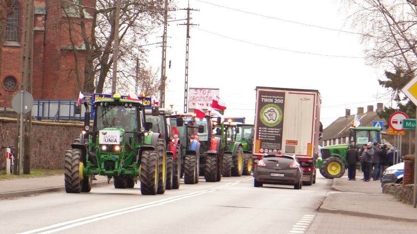 Kilkadziesiąt maszyn spowalnia ruch, tworzą się duże korki.