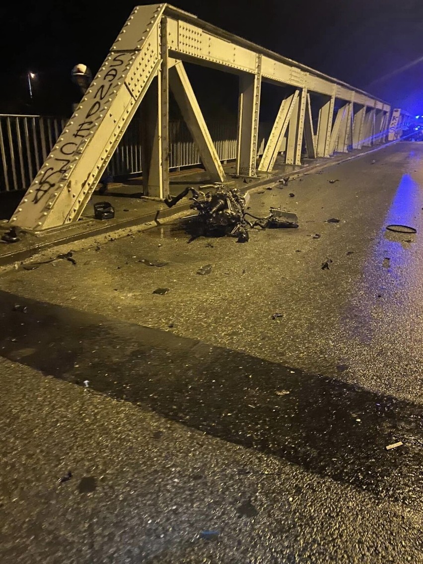 Grożny wypadek na moście w Naszacowicach. Rozbity samochód był pusty 