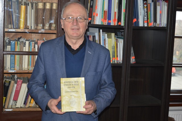 Autorem jest Daniel Szczepaniak, historyk z Muzeum Regionalnego im. Hieronima Ławniczaka w Krotoszynie, który od wielu lat zajmuje się tematyką konspiracji, zarówno wojennej, jak i powojennej w naszym regionie.