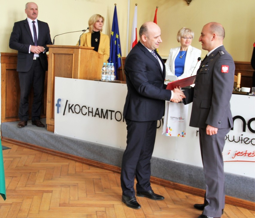 Pilot Wojciech Panas doceniony przez władze miasta podczas sesji Rady Miejskiej Tomaszowa Maz. [ZDJĘCIA]