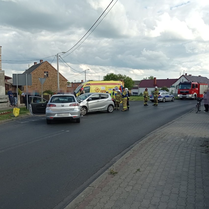 Czołowe zderzenie dwóch pojazdów w Łubnicy. Jedna osoba poszkodowana