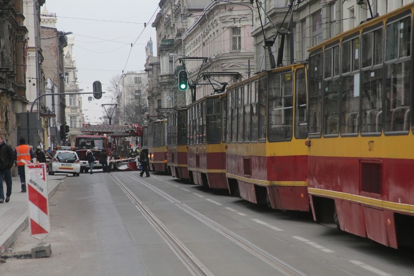 Wypadek na Narutowicza w Łodzi. Wóz straży pożarnej zderzył się z tramwajem [ZDJĘCIA]