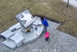 Ukradła wkład do znicza spod pomnika Jana Pawła II w Inowrocławiu [zdjęcia, wideo]