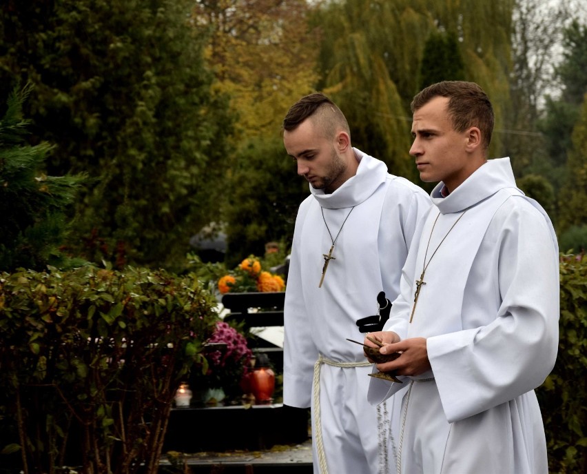 Procesja Wszystkich Świętych w Malborku [ZDJĘCIA]. Nabożeństwo na Cmentarzu Komunalnym