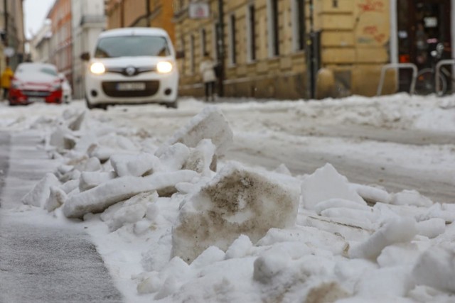 Z powodu opadów śniegu doszło do paraliżu komunikacyjnego na ulicach Krakowa. W MPO, które odpowiada za odśnieżanie przekonują, że wszystko przez anomalia pogodowe.