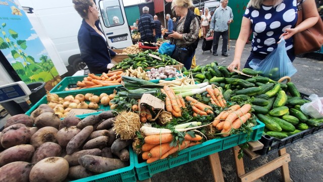 Ryneczek przy ul. Owocowej w Zielonej Górze. Czwartek to dobry czas na zakupy warzyw i owoców