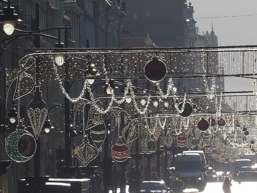 Bożonarodzeniowa iluminacja na ulicy Piotrkowskiej na razie...