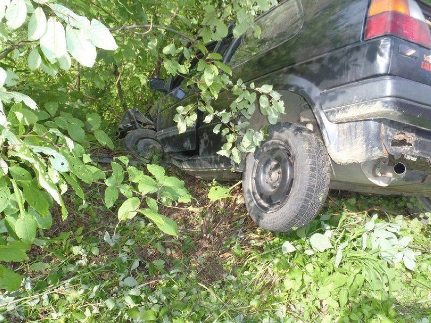 Ranni w szpitalu, rozbite auto w zaroślach. Groźny wypadek w Olszance