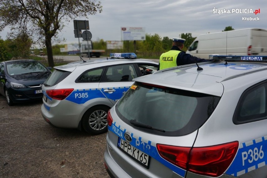 Policja karała kierowców, którzy wjeżdżali na zwężkę w Lgocie na czerwonym świetle ZDJĘCIA 