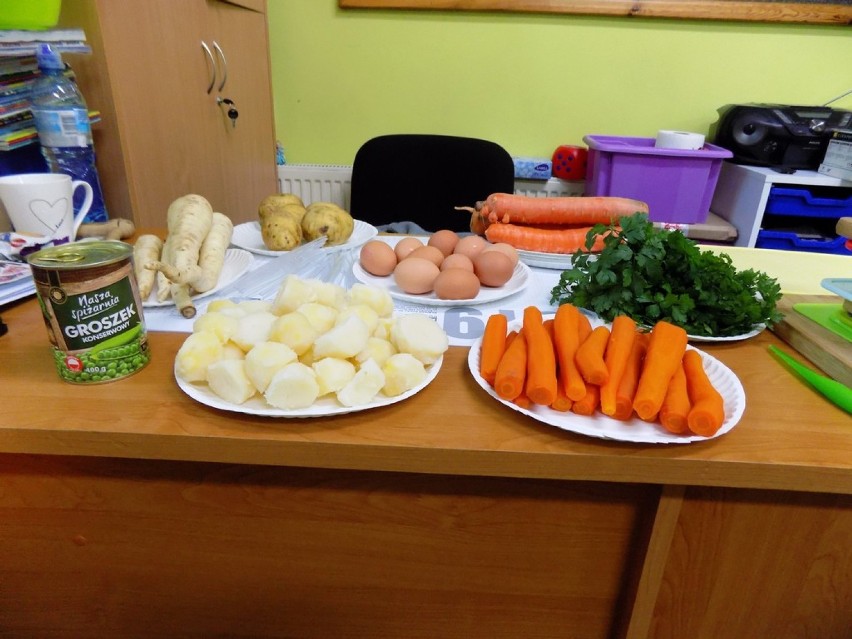 Sałatka warzywna w wykonaniu dzieci z przedszkola w Stefanowie