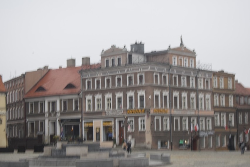 Święto Niepodległości w Gnieźnie. Ulice ozdobione flagami, w południe na Rynku rozbrzmiał Hymn Polski