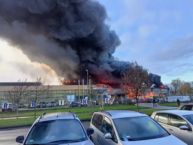 Rano, 10 listopada na Gądowie we Wrocławiu wybuch ogromny pożar. Płonie hala produkcyjna na ul. Bystrzyckiej. Kłęby dymu widać nad całym miastem. Na miejscu już pracuje straż pożarna.