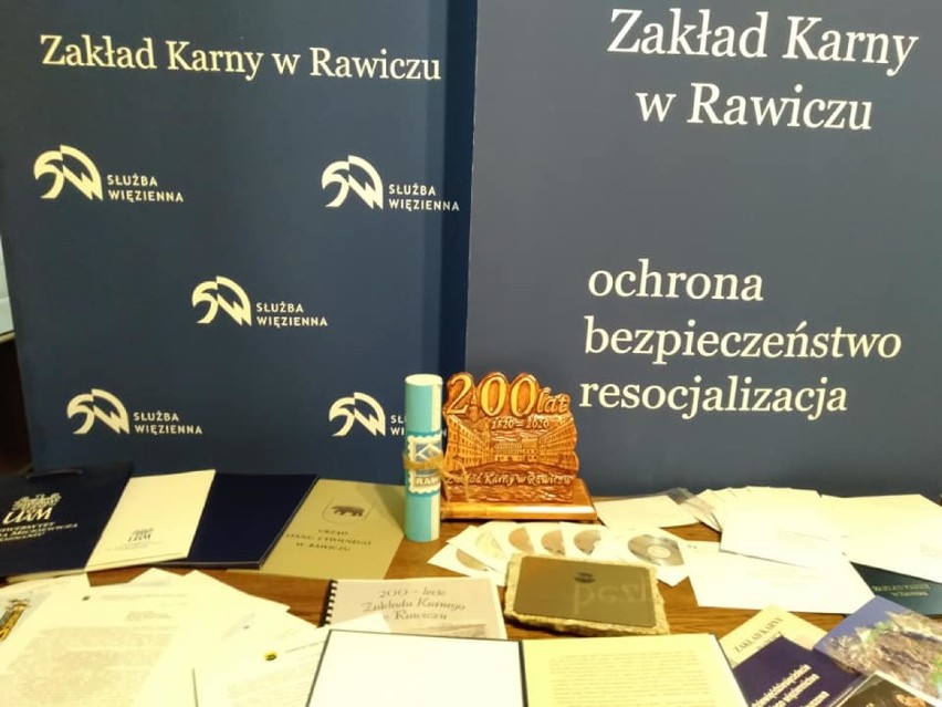 Zakład Karny w Rawiczu istnieje już 200 lat. Rocznicę upamiętniono posadzeniem drzewa oraz zakopaniem kapsuły czasu