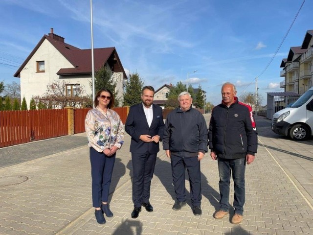 Na zdjęciu prezydent Starachowic Marek Materek z radną Agnieszką Chedą i budowniczymi drogi, inżynierem Zbigniewem Musiałem i Włodzimierzem Olszewskim.