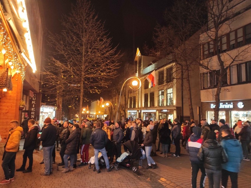 Zakopane oblężone. Tłumy na Krupówkach, kolejki przed restauracjami. Tysiące turystów w długi weekend na Podhalu [ZDJĘCIA]