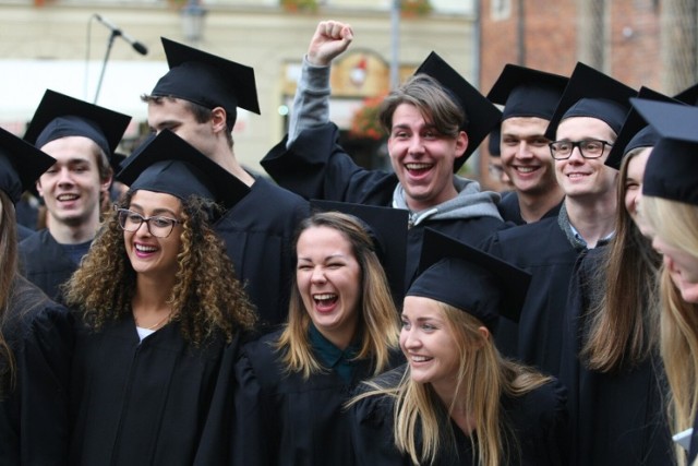 Uczelnie płacą o 300% więcej za ogrzewanie i prąd. Czy w chwili, kiedy pandemia powoli odpuszcza studenci z Wrocławia i tak przejdą na nauczanie zdalne przez wysokie koszty prądu i ogrzewania? 
Sprawdź w galerii pod zdjęciami!

Przesuwaj slajdy klikają w strzałki, używaj klawiszy lub gestów ------------→