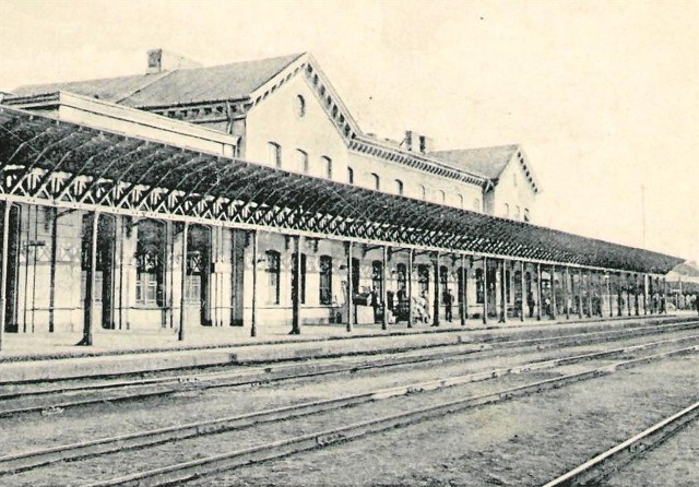 Przełom XIX i XX wieku.  Piotrkowska stacja Kolei Warszawsko-Wiedeńskiej, otwarto ją w październiku 1846 roku