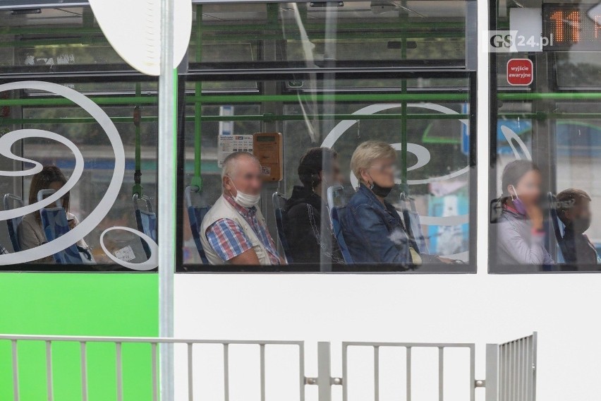 Co z maseczkami w autobusach? Luzowanie obostrzeń. Sprawdź, co się zmieni