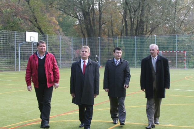 Boisko oficjalnie otworzyli: od lewej dyrektor MOSiR Mariusz Rokita, prezydent Ostrowca Jarosław Wilczyński, wiceprezydent Jarosław Górczyński i wicedyrektor MOSiR Piotr Węglewicz.