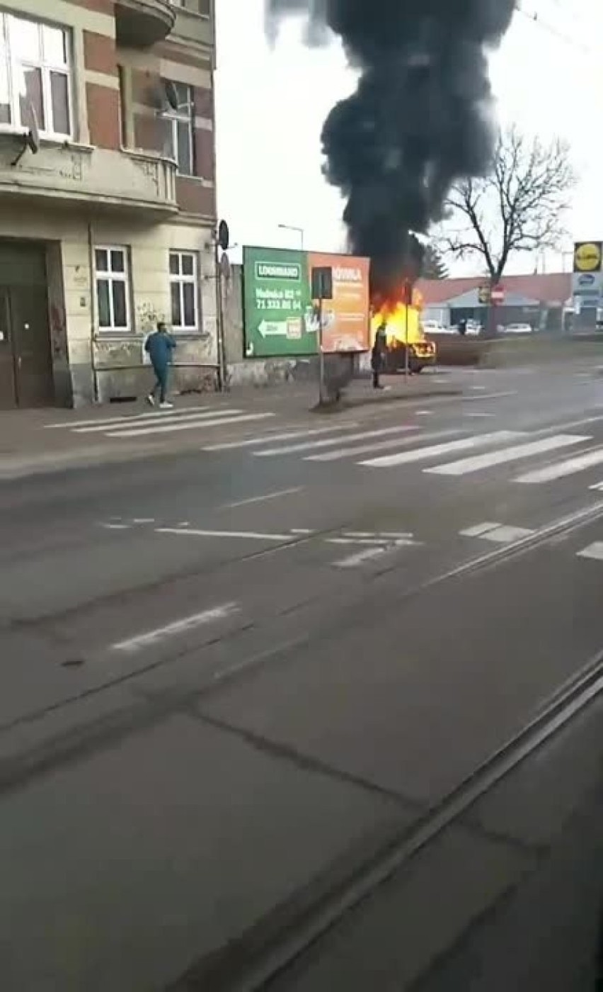 Pożar przy ul. Hubskiej. Samochód doszczętnie spłonął [FILM, ZDJĘCIA]                             