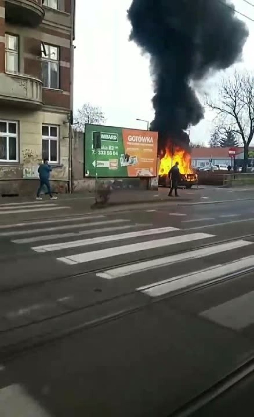 Pożar przy ul. Hubskiej. Samochód doszczętnie spłonął [FILM, ZDJĘCIA]                             