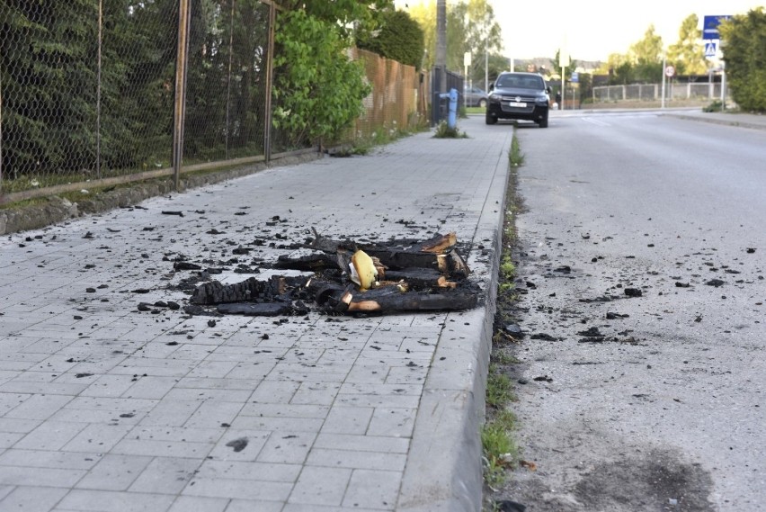 Strażacy z Kielc gasili płonący przy drodze... fotel. Ludzie są wściekli, bo od tygodni nikt nie zabrał "gabarytów" (ZDJĘCIA)