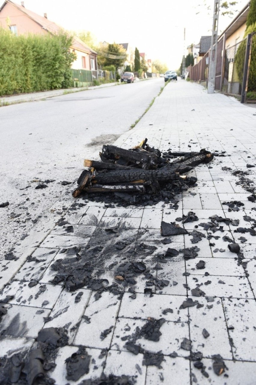 Strażacy z Kielc gasili płonący przy drodze... fotel. Ludzie są wściekli, bo od tygodni nikt nie zabrał "gabarytów" (ZDJĘCIA)