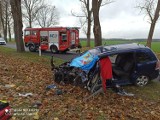 Śmiertelny wypadek koło Chociul pod Świebodzinem. Auto uderzyło w drzewo