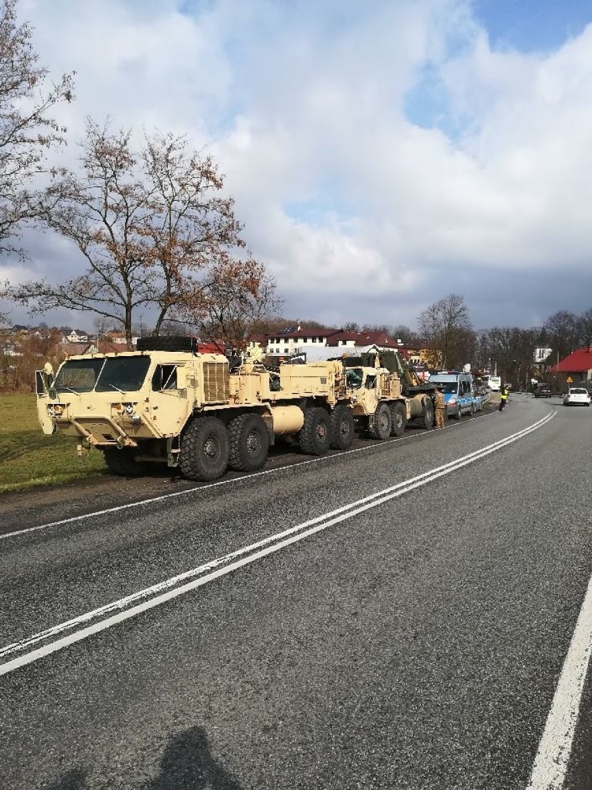 Gnojnik. Zderzenie wozów bojowych z amerykańskiej kolumny wojskowej na drodze krajowej nr 75