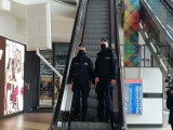 Policjanci upominali i karali mandatami za brak maseczek - w sklepach, tramwajach, autobusach... 