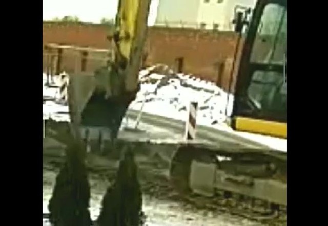 Mieszkańcy ul. Metalowej w Goleniowie twierdzą, że podczas pracy tej koparki w ich domu pojawiły się pęknięcia