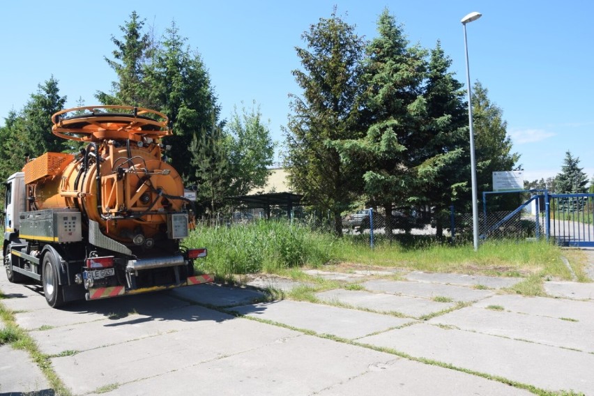 Mieszkańcy Łeby twierdzą, że Spółka Wodna kompostuje osad z innych oczyszczalni. Boją się fetoru i napisali protest