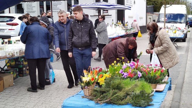 Przed Wielkanocą 2022 mieszkańcy odwiedzają groby bliskich na cmentarzach w Piotrkowie