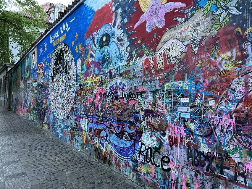 Ściana Johna Lennona w Pradze. Ciągle zmieniające się...