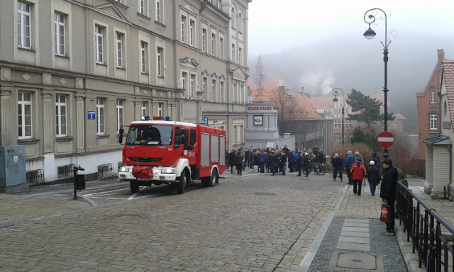 Pod nadzorem straży pożarnej przeprowadzono ćwiczenia związane z ewakuacją obiektu Urzędu Miejskiego w Wałbrzychu przy ul. Kopernika